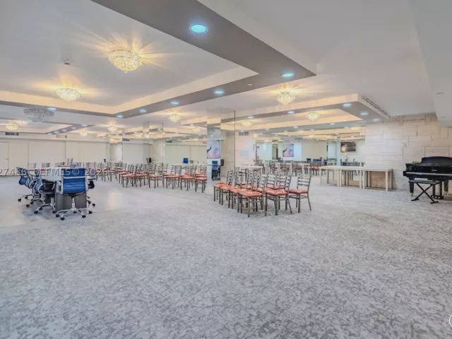 1-bedroom condo for sale in Miami Beach - 2655 Collins Ave 603 - MondialRealty