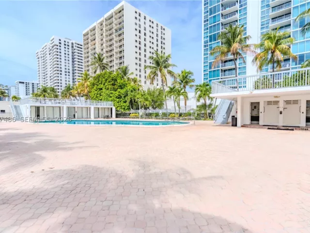 1-bedroom condo for sale in Miami Beach - 2655 Collins Ave 603 - MondialRealty