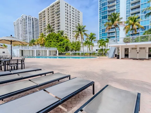 1-bedroom condo for sale in Miami Beach - 2655 Collins Ave 603 - MondialRealty
