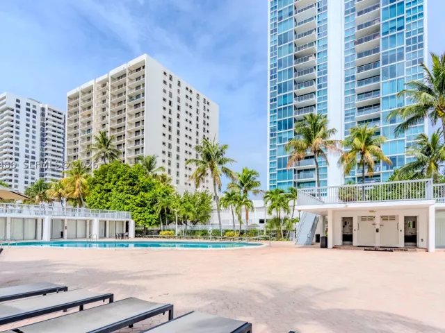 1-bedroom condo for sale in Miami Beach - 2655 Collins Ave 603 - MondialRealty