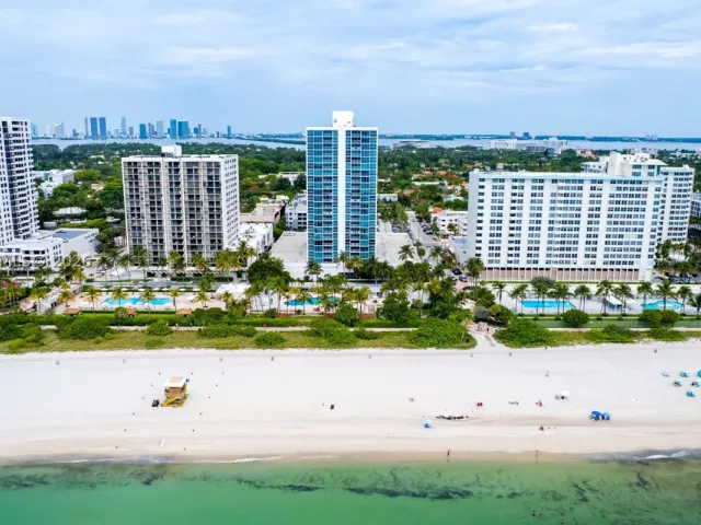 1-bedroom condo for sale in Miami Beach - 2655 Collins Ave 603 - MondialRealty