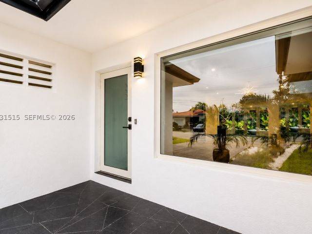 4-bedroom home for rent in Surfside - 8819 Dickens Ave - MondialRealty