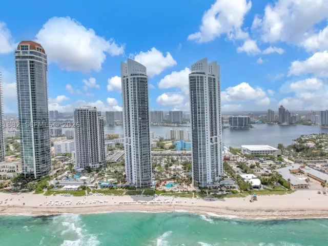 1-bedroom condo for sale in Sunny Isles Beach - 18201 Collins Ave 2008A - MondialRealty