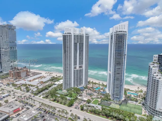 1-bedroom condo for sale in Sunny Isles Beach - 18201 Collins Ave 2008A - MondialRealty
