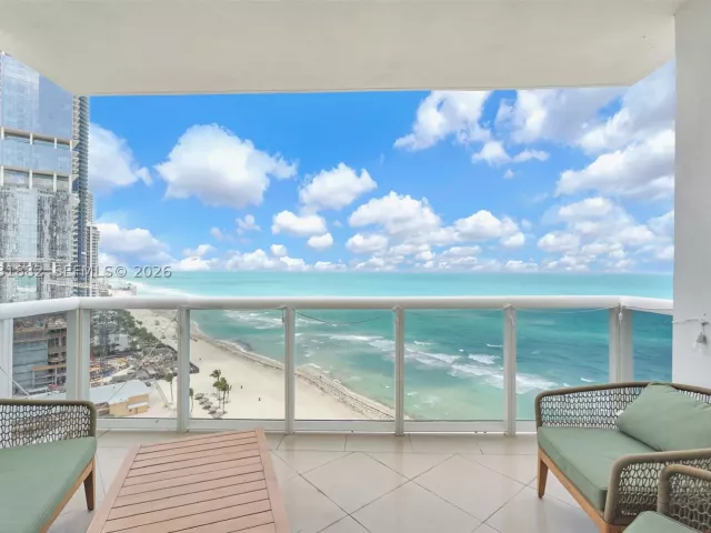1-bedroom condo for sale in Sunny Isles Beach - 18201 Collins Ave 2008A - MondialRealty