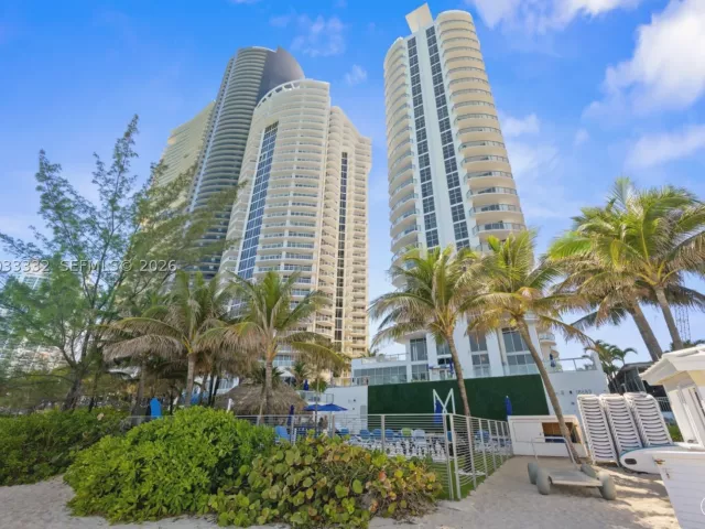 1-bedroom condo for sale in Sunny Isles Beach - 18683 Collins Ave 2503 - MondialRealty