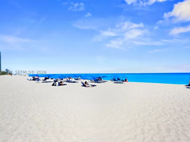 1-bedroom condo for sale in Sunny Isles Beach - 18683 Collins Ave 2503 - MondialRealty