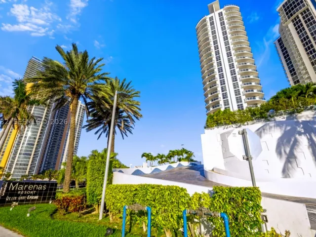 1-bedroom condo for sale in Sunny Isles Beach - 18683 Collins Ave 2503 - MondialRealty