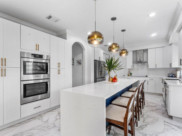 5-bedroom home for sale in West Palm Beach - 599 Cresta Circle - MondialRealty