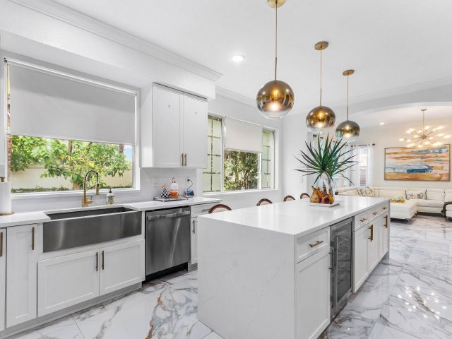 5-bedroom home for sale in West Palm Beach - 599 Cresta Circle - MondialRealty