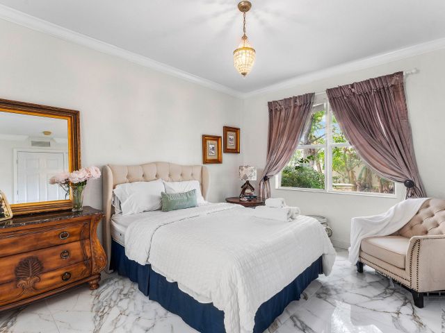 5-bedroom home for sale in West Palm Beach - 599 Cresta Circle - MondialRealty
