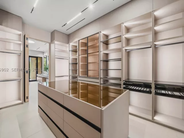 6-bedroom home for sale in Miami - 7895 SW 52nd Ct - MondialRealty