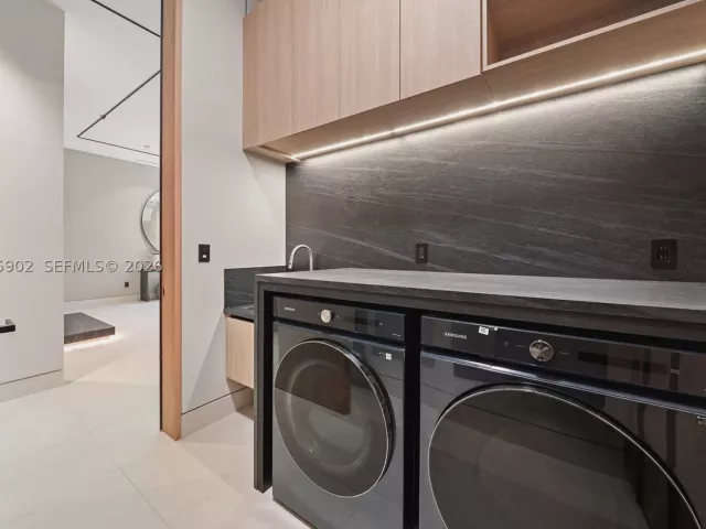 6-bedroom home for sale in Miami - 7895 SW 52nd Ct - MondialRealty