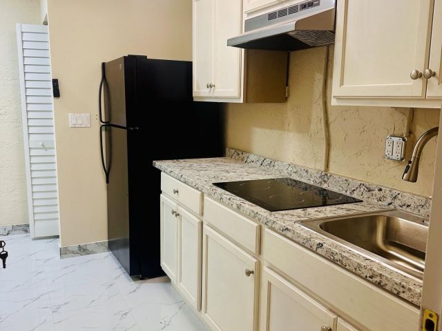 4-bedroom home for rent in West Palm Beach - 6245 Saxon Boulevard - MondialRealty