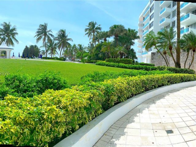 2-bedroom condo for rent in Miami Beach - 5151 Collins Ave 828 - MondialRealty