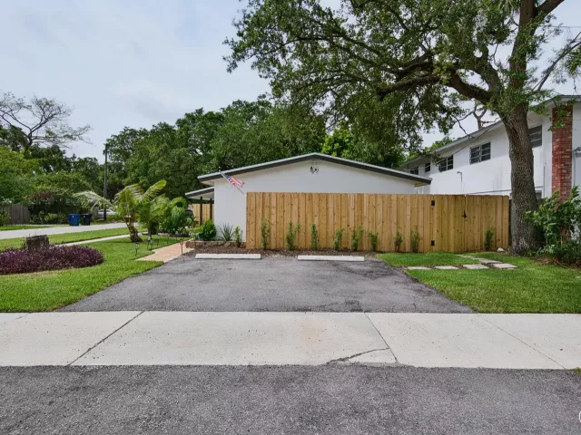 3-bedroom home for sale in Fort Lauderdale - 1101 SW 19th Avenue - MondialRealty