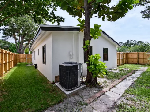 3-bedroom home for sale in Fort Lauderdale - 1101 SW 19th Avenue - MondialRealty