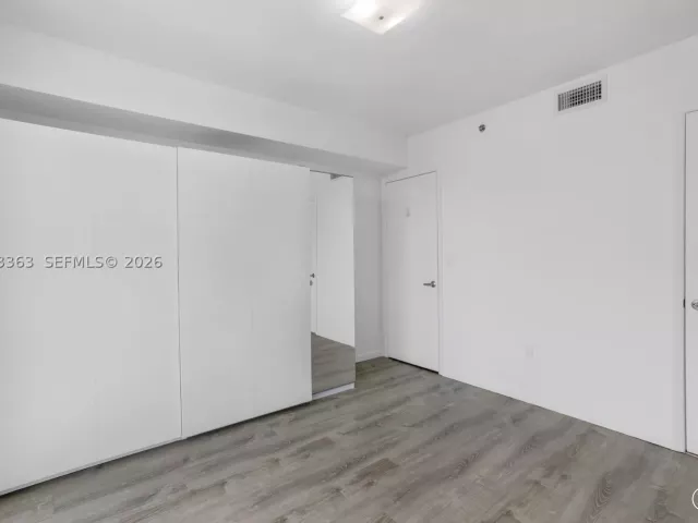 1-bedroom condo for sale in Miami - 50 Biscayne Blvd 4307 - MondialRealty