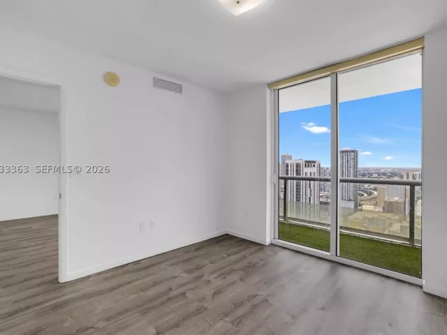 1-bedroom condo for sale in Miami - 50 Biscayne Blvd 4307 - MondialRealty
