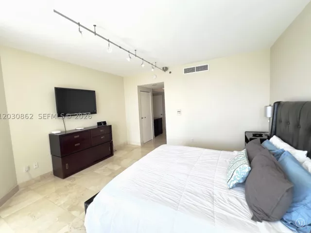 2-bedroom condo for rent in Aventura - 7000 Island Blvd 2403 - MondialRealty