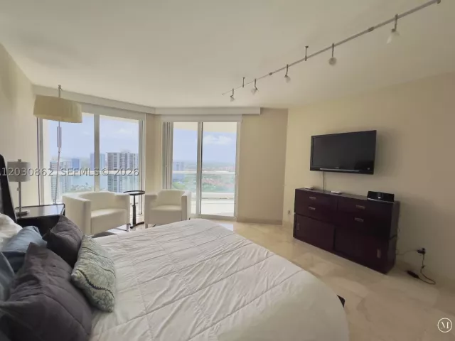 2-bedroom condo for rent in Aventura - 7000 Island Blvd 2403 - MondialRealty