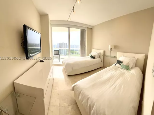 2-bedroom condo for rent in Aventura - 7000 Island Blvd 2403 - MondialRealty