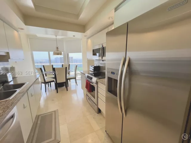 2-bedroom condo for sale in Aventura - 7000 Island Blvd 2403 - MondialRealty