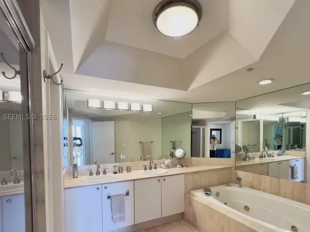 2-bedroom condo for sale in Aventura - 7000 Island Blvd 2403 - MondialRealty