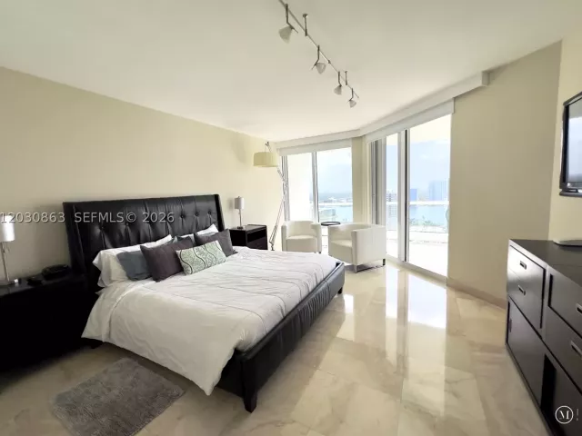2-bedroom condo for sale in Aventura - 7000 Island Blvd 2403 - MondialRealty
