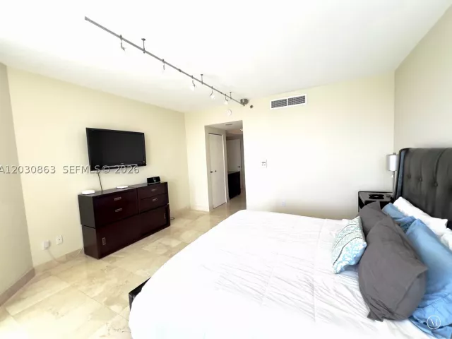2-bedroom condo for sale in Aventura - 7000 Island Blvd 2403 - MondialRealty