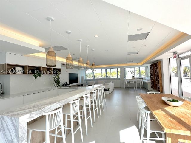 2-bedroom condo for sale in Miami Beach - 5900 Collins Ave 906 - MondialRealty