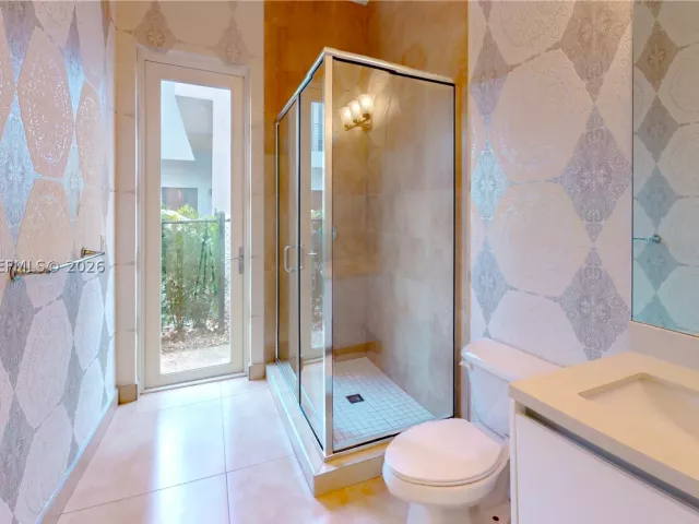 5-bedroom home for rent in Doral - 9980 NW 74th Ter 9980 - MondialRealty