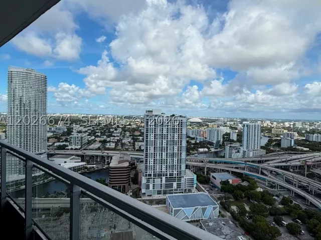 2-bedroom condo for rent in Miami - 90 SW 3rd St 4006 - MondialRealty
