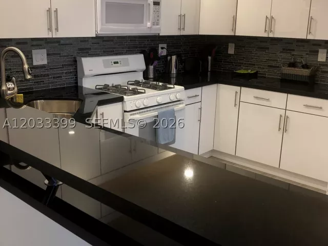 2-bedroom condo for sale in Hallandale Beach - 2030 S Ocean Dr 1826 - MondialRealty