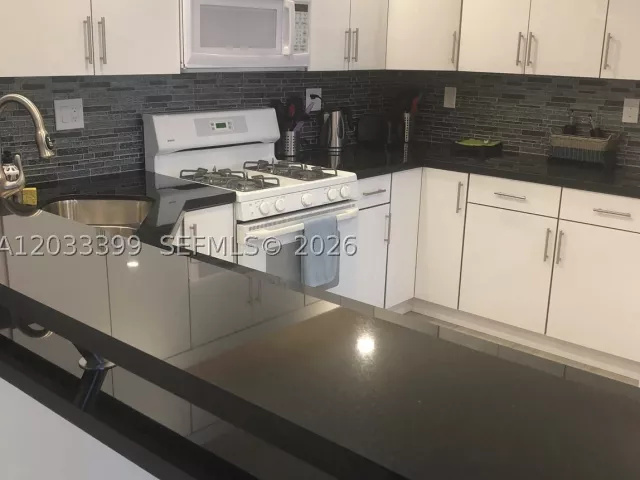 2-bedroom condo for sale in Hallandale Beach - 2030 S Ocean Dr 1826 - MondialRealty