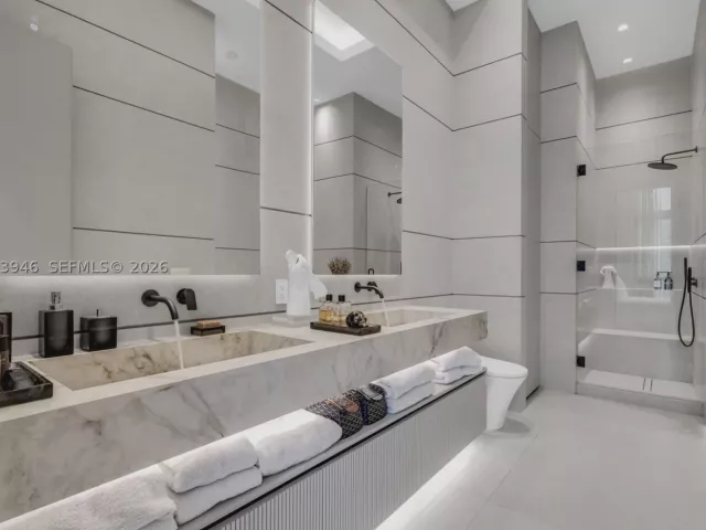 2-bedroom condo for sale in Miami - 475 Brickell Ave 2215 - MondialRealty
