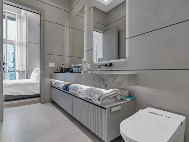 2-bedroom condo for sale in Miami - 475 Brickell Ave 2215 - MondialRealty