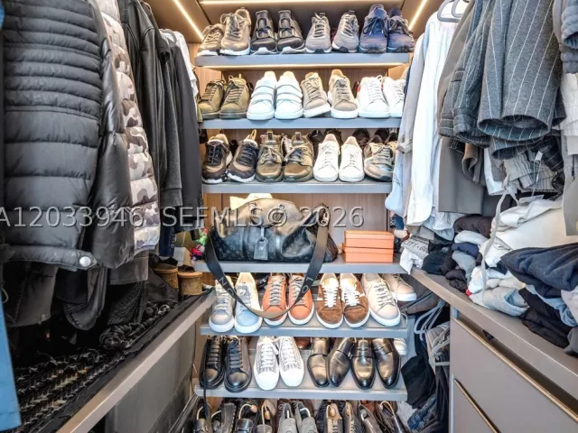 2-bedroom condo for sale in Miami - 475 Brickell Ave 2215 - MondialRealty