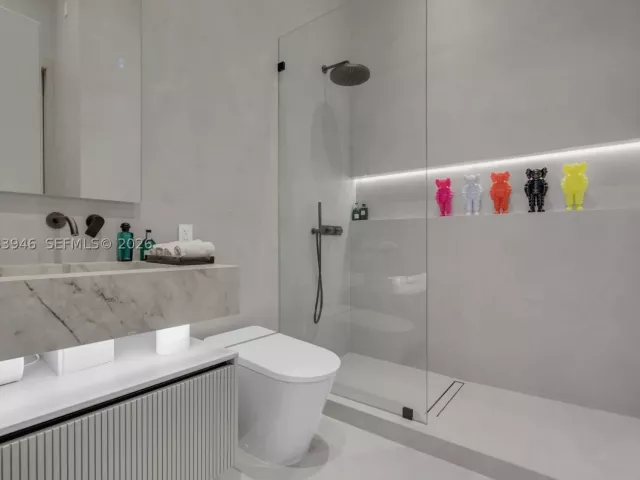 2-bedroom condo for sale in Miami - 475 Brickell Ave 2215 - MondialRealty
