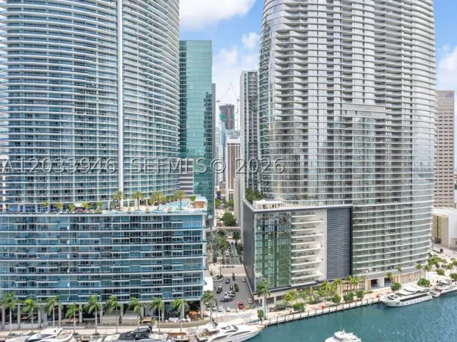 2-bedroom condo for sale in Miami - 475 Brickell Ave 2215 - MondialRealty