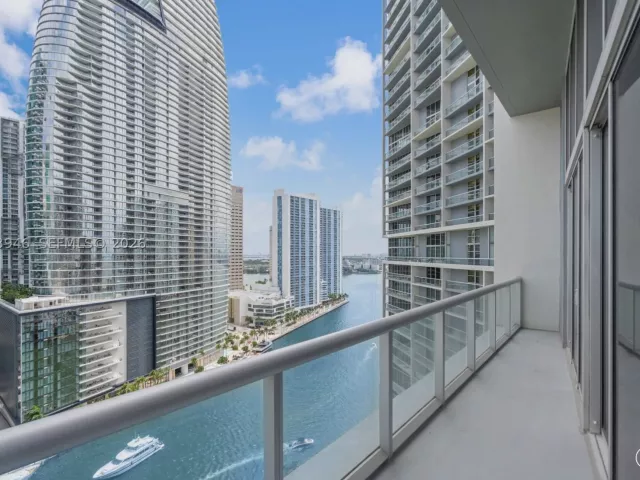 2-bedroom condo for sale in Miami - 475 Brickell Ave 2215 - MondialRealty