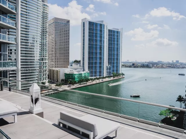 2-bedroom condo for sale in Miami - 475 Brickell Ave 2215 - MondialRealty