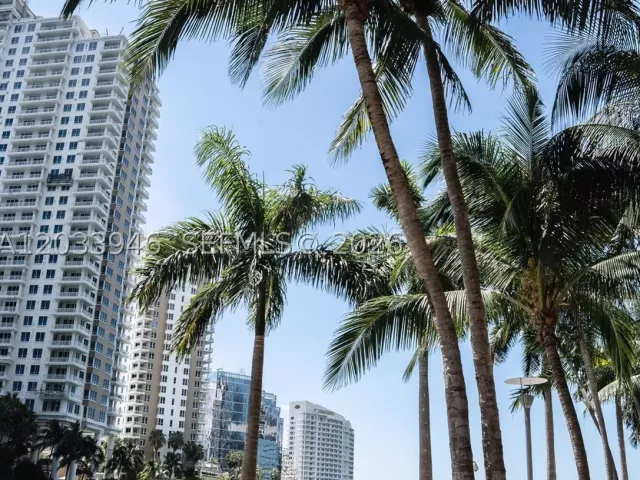 2-bedroom condo for sale in Miami - 475 Brickell Ave 2215 - MondialRealty