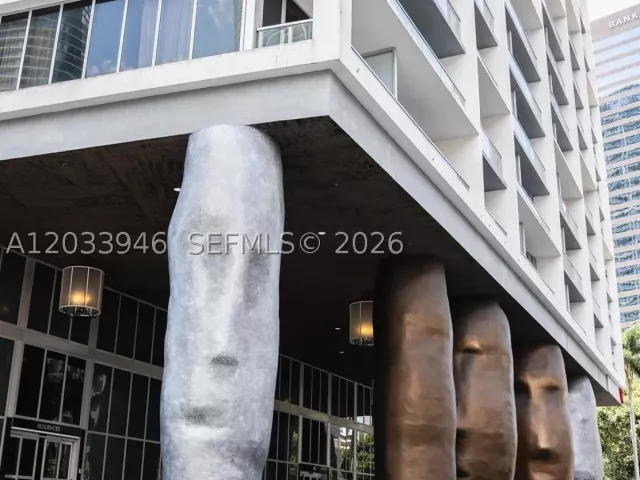 2-bedroom condo for sale in Miami - 475 Brickell Ave 2215 - MondialRealty