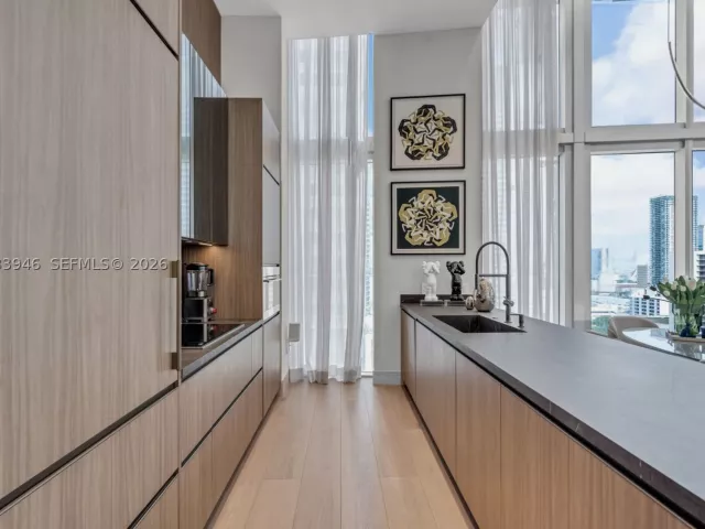 2-bedroom condo for sale in Miami - 475 Brickell Ave 2215 - MondialRealty