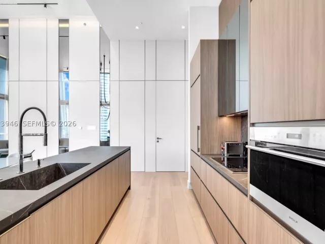 2-bedroom condo for sale in Miami - 475 Brickell Ave 2215 - MondialRealty