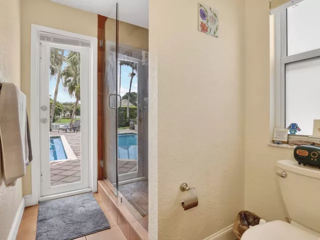 6-bedroom home for sale in Cooper City - 11380 Wayne Drive - MondialRealty