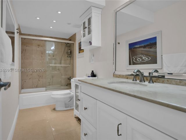 1-bedroom condo for rent in Bal Harbour - 10275 Collins Ave 315 - MondialRealty