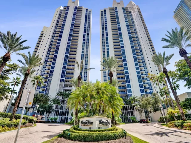 2-bedroom condo for sale in Sunny Isles Beach - 19111 Collins Ave 102 - MondialRealty