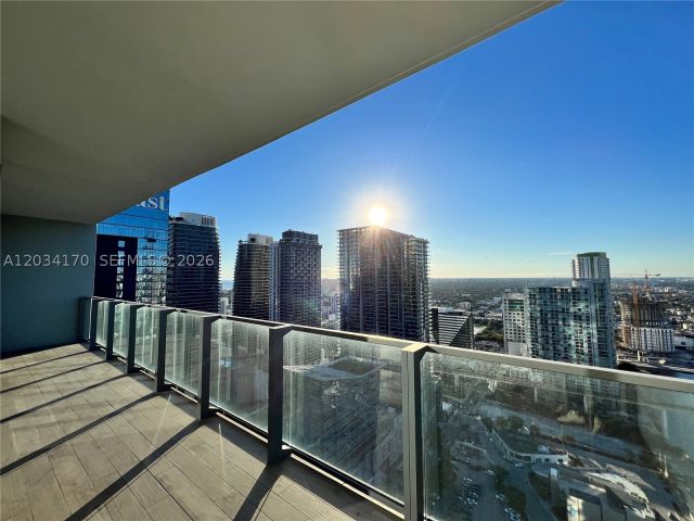 1-bedroom condo for rent in Miami - 68 SE 6th St 3308 - MondialRealty